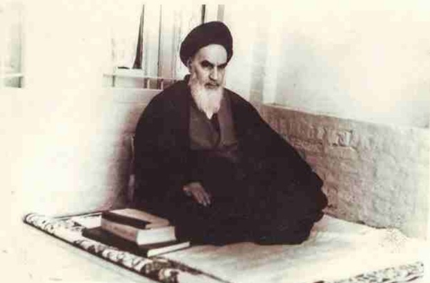 Imam Khomeini strongly emphasizes knowledge that is profitable