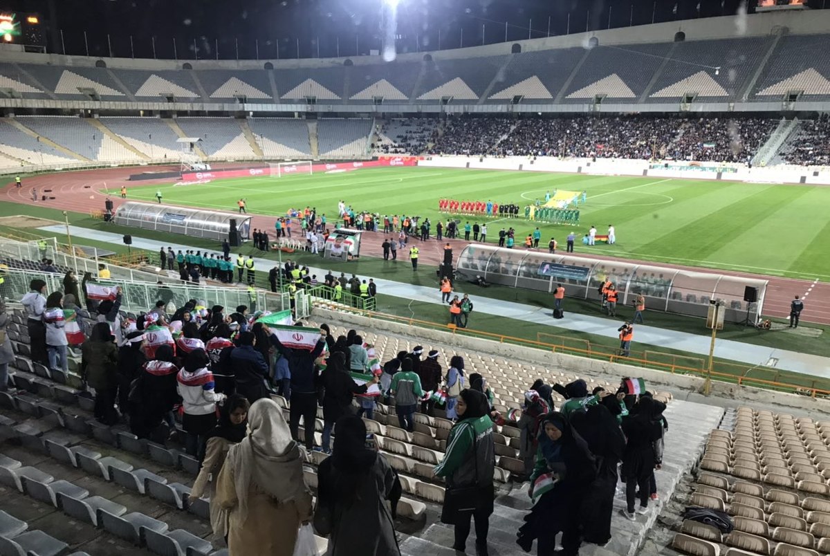 خوشحالی مردان از حضور زنان در ورزشگاه آزادی/ شور و حال متفاوت هواداران در بازی ایران و بولیوی + عکس