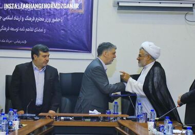 حکم رییس شورای فرهنگ عمومی هرمزگان توسط وزیر فرهنگ و ارشاد اعطا شد