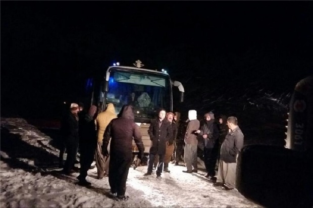 24 مسافر اتوبوس مسیر فیروزکوه نجات یافتند