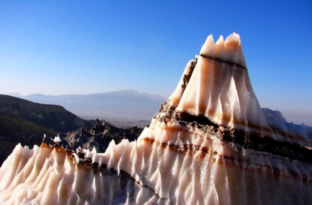 بازدید اعضای خانه فرهنگ و هنر دشتستان از اثر طبیعی گنبد نمکی