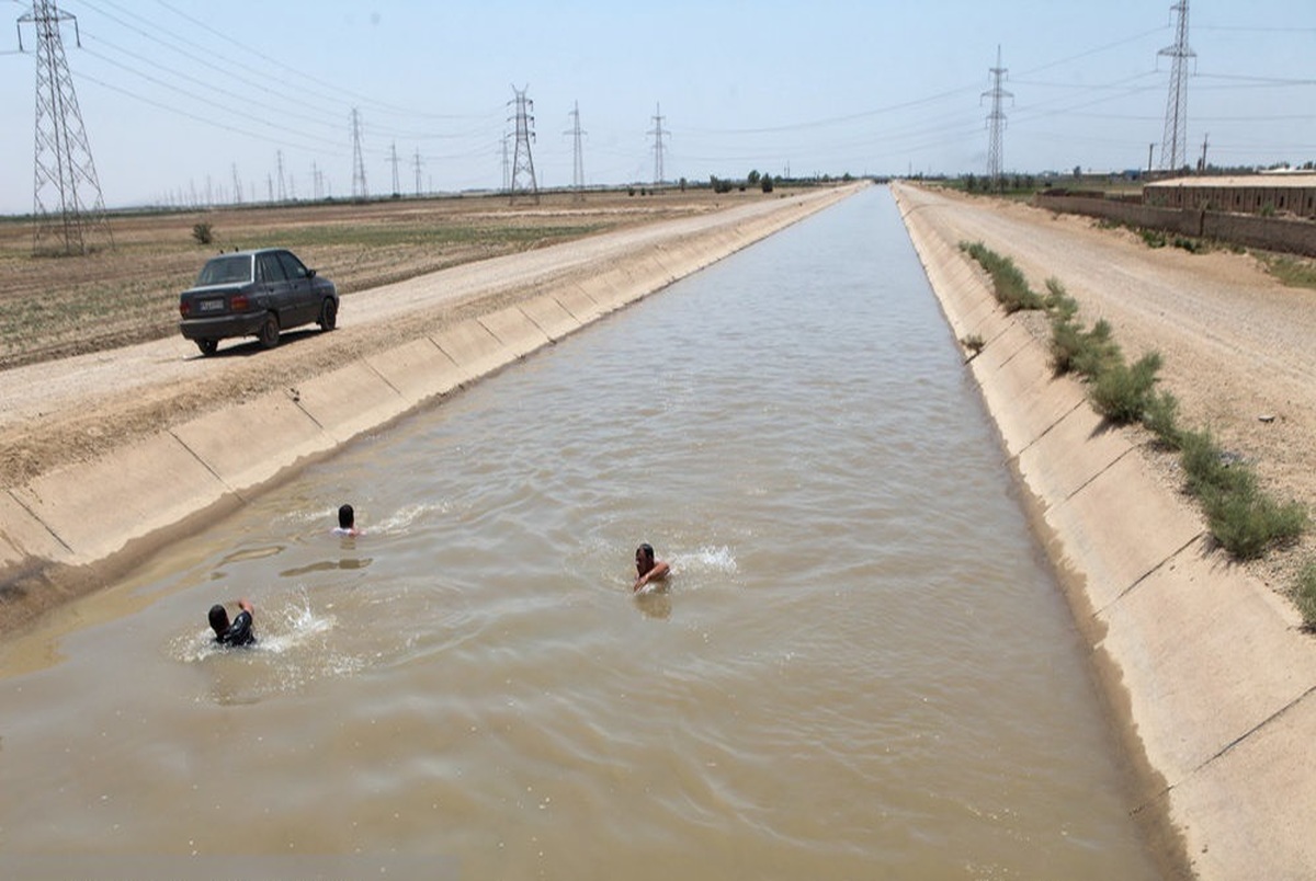 خوزستانی‌ها برای فرار از گرما به آب‌های گل‌آلود کانال پناه بردند+ تصاویر