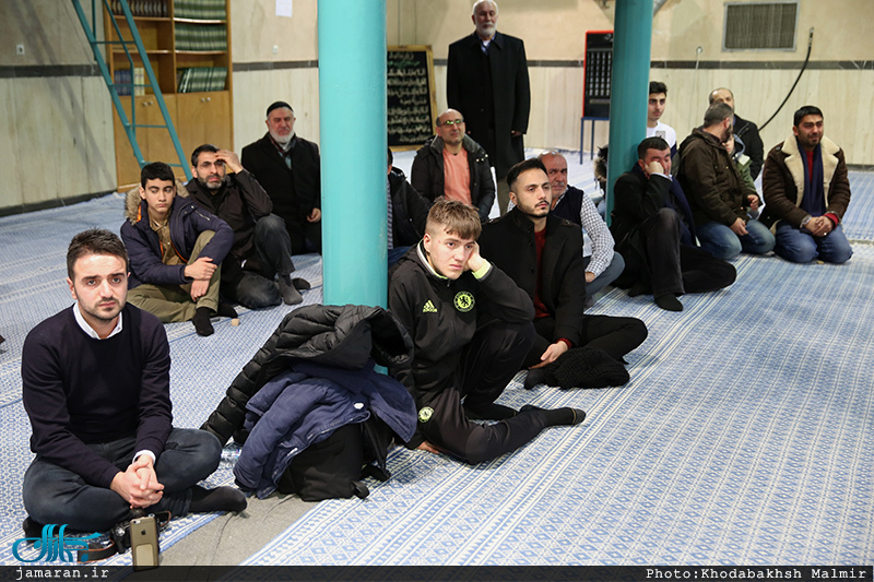 بازدید جمعی از شیعیان کشور هلند و آلمان از بیت امام خمینی در جماران