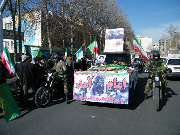 کاروان نمادین ورود امام خمینی (ره) به کشور در ورامین راه اندازی شد