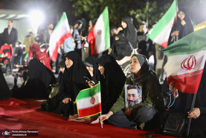 پنجاه و‌هفتمین اجتماع پر شور مردم در مقابل دانشگاه تهران