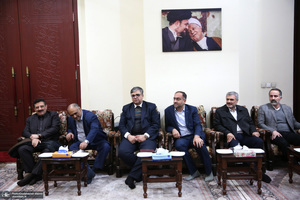 تجدیدمیثاق رئیس و جمعی از کارکنان بنیاد مستضعفان با امام راحل