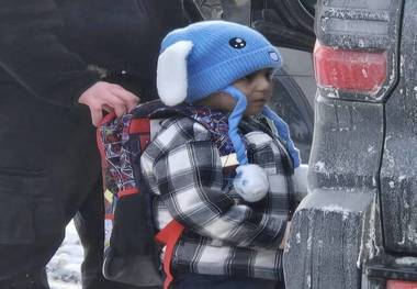 مأموران مهاجرت آمریکا کودک ۵ ساله را بازداشت کردند + عکس