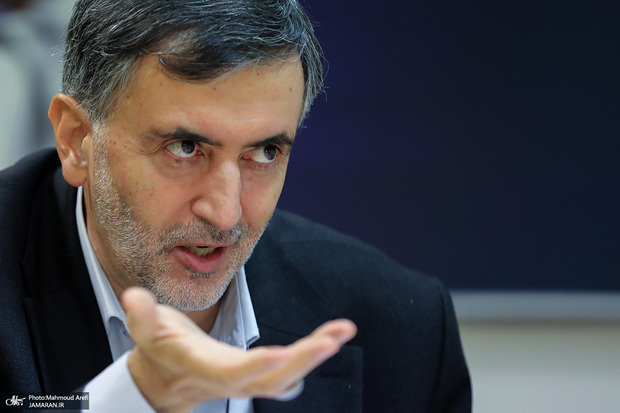 انتقاد عبدالله گنجی از پزشکیان: ‌رئیس‌جمهور طی یک هفته سه بار گفته‌اند: روی طلا خوابیدیم اما گرسنه‌ایم/ حتی فقیرترین کشورها چنین تعبیری را بکار نمی‌برند/ اینکه مردم نمی‌توانند برنج و میوه بخرند به عرضه دولت برمی‌گردد نه محل خوابیدن