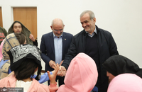 دیدار پزشکیان با جمعی از کودکان بی سرپرست در مجتمع خانه دختران ایران (8)