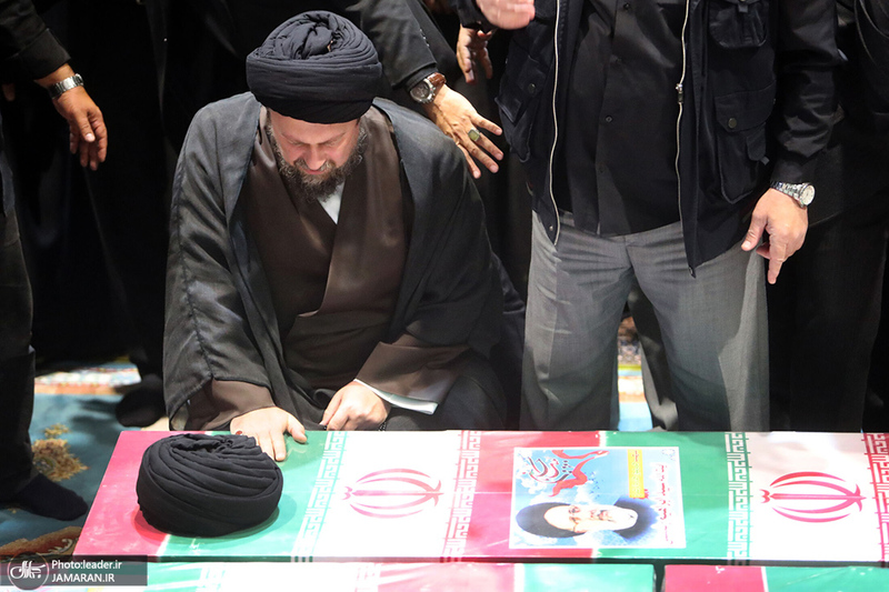 اقامه نماز رهبر معظم انقلاب بر پیکر رئیس جمهوری و یارانش