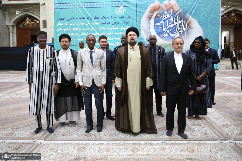 ادای احترام نخست وزیر بورکینافاسو و هیأت همراه نسبت به مقام شامخ بنیان‌گذار جمهوری اسلامی ایران