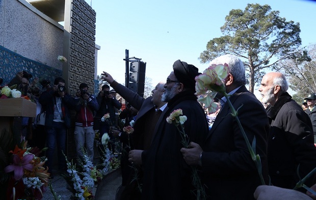 جایگاه جلوس امام خمینی (ره) در بهشت زهرا (س) گلباران شد