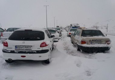 خطرسقوط سنگ و بهمن در جاده‌های برفی وجود دارد