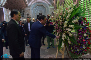 ادای احترام وزیر دفاع ارمنستان به مقام شامخ بنیانگذار جمهوری اسلامی ایران 