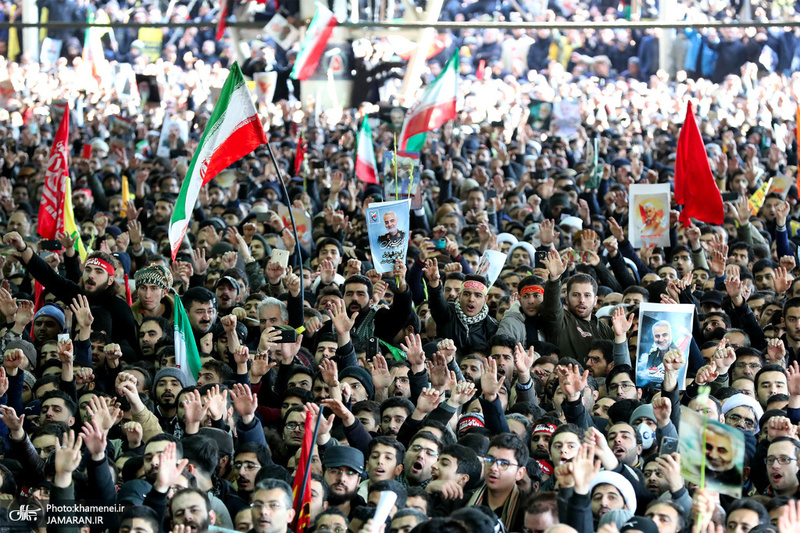 اقامه نماز رهبر معظم انقلاب بر پیکر سپهبد شهید حاج قاسم سلیمانی و شهیدان مقاومت