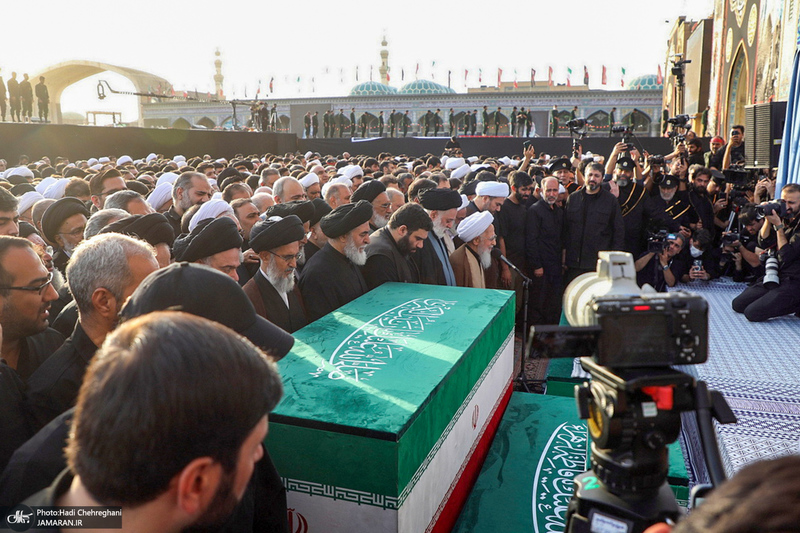 اقامه نماز بر پیکرهای مطهر رهبر شهید و خانواده ایشان به امامت آیت‌الله العظمی جوادی آملی