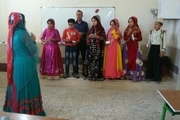 حضور دانش آموزان با لباس محلی در کلاس درس