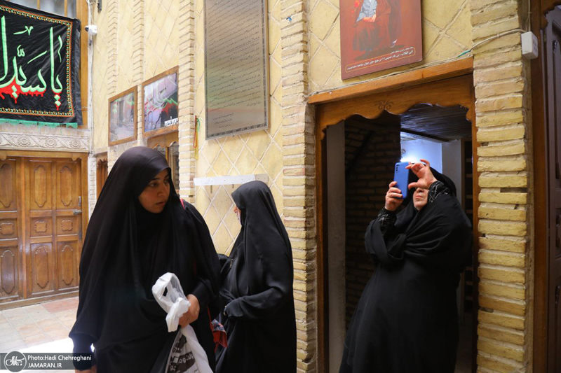 حضور زائران در بیت تاریخی حضرت امام در نجف در روزهای منتهی به اربعین