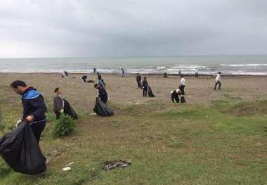 پاکسازی نوار ساحلی تازه آباد رضوانشهر توسط دوستداران محیط زیست