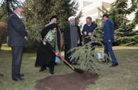 غرس نهال به مناسبت گرامیداشت هفته منابع طبیعی و روز درختکاری