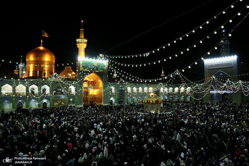 حال و‌هوای حرم مطهر رضوی در شب ولادت امام رضا (ع)