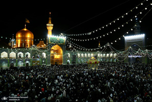 حال و‌هوای حرم مطهر رضوی در شب ولادت امام رضا (ع)