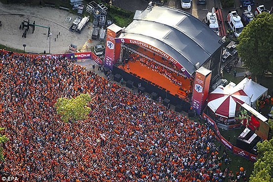 تصاویری از جشن ملی در هلند برای دختران فوتبالیست قهرمان 
