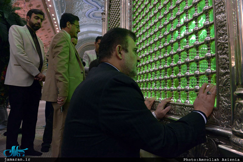 ادای احترام شرکت کنندگان در سی و چهارمین دوره مسابقات قرآن کریم به مقام امام خمینی(س)