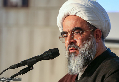 آیت‌الله فاضل لنکرانی: نباید اجازه دهیم از بسیج یک وجهه ترسناک برای مردم درست کنند/ مسئولان و مدیران نظام اسلامی باید در طهارت نفس و در پاک‌دستی برای بقیه الگو باشند/ مراقبت از پاک‌دستی فقط با نظارت فیزیکی بسیج ادارات حاصل نمی‌شود؛ کارهای فرهنگی لازم است