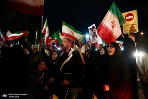 حركت دسته مردمى پرچمداران ايران به مناسبت روز جمهوری اسلامی ایران