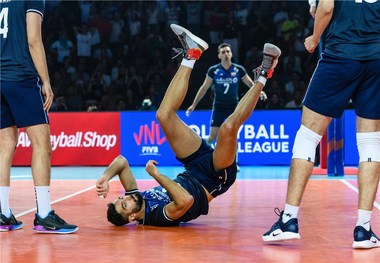 عکس یادگاری والیبالیست‌ها و بازیگر معروف در فرودگاه استانبول + عکس