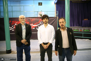بازدید مهمانان خارجی شرکت کننده در مراسم وداع و تشییع رهبر شهید از حسینیه جماران