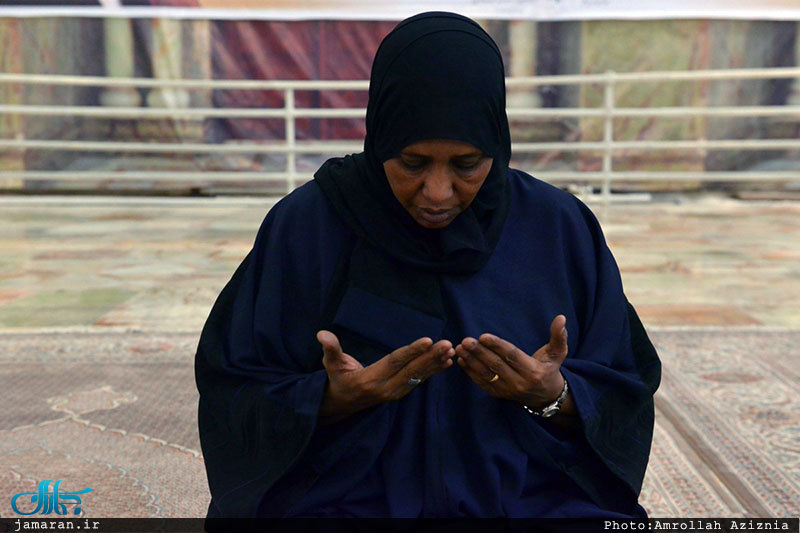 ادای احترام شرکت کنندگان در سی و چهارمین دوره مسابقات قرآن کریم به مقام امام خمینی(س)