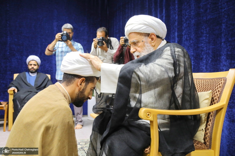 مراسم جشن عید غدیر و عمامه‌گذاری طلاب در بیت مراجع  تقلید و علما