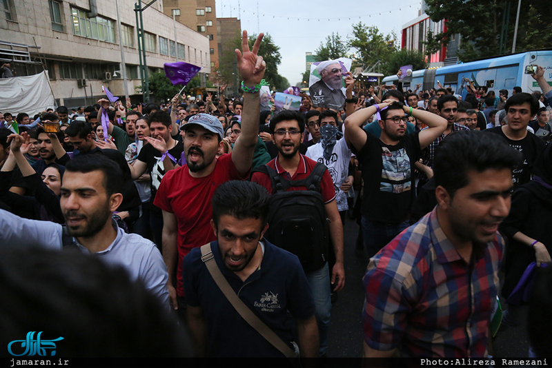 شادی مردم تهران پس از اعلام نتایج انتخابات ۲۹ اردیبهشت 