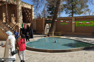 حضور اقشار مختلف مردم به مناسبت دهه فجر در بیت تاریخی امام خمینی (س)