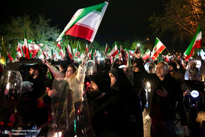 حركت دسته مردمى پرچمداران ايران به مناسبت روز جمهوری اسلامی ایران