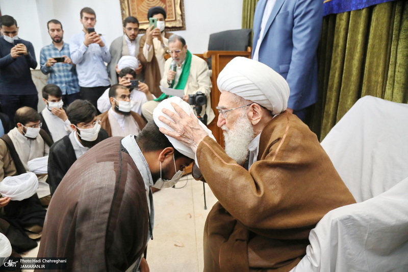 مراسم عمامه گذاری طلاب توسط آیت‌الله العظمی نوری همدانی و آیت الله فاضل لنکرانی در روز عید غدیر
