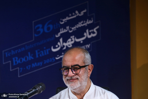 مراسم رونمایی کتاب در معیت پرزیدنت