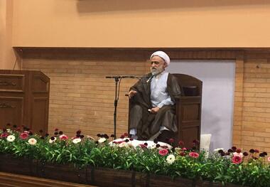 جلسات تفسیر باید همراه بیان مسائل اخلاقی برای طلاب باشد