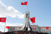 رئیس جمهور تونس دولت و پارلمان اسلامگرا را سرنگون کرد/شادی هواداران سعید 
