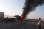  تریلی حامل خودروهای لوکس در جاده بندر عباس آتش گرفت+ فیلم و تصاویر