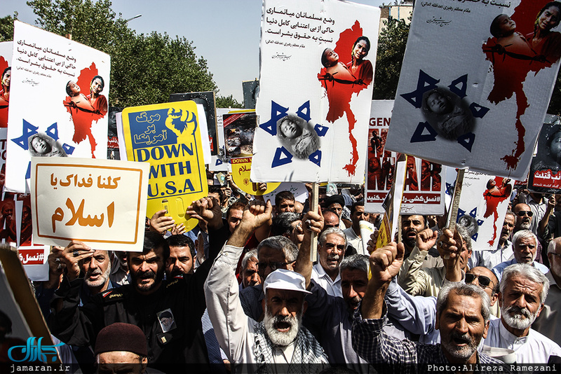 راهپیمایی نمازگزاران در اعتراض به کشتار مسلمانان میانمار