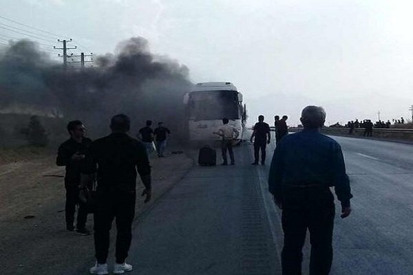 آتش‌گرفتن اتوبوس مسافربری در جاده همدان به تهران  فرار به موقع مسافران از شعله‌های آتش