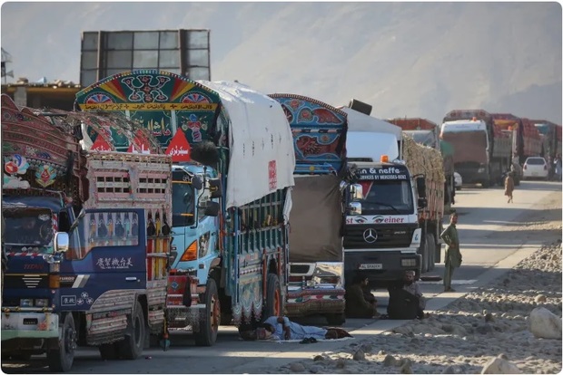 توقف تجارت افغانستان با پاکستان؛ یک تصمیم استراتژیک یا ماجراجویی اقتصادی؟