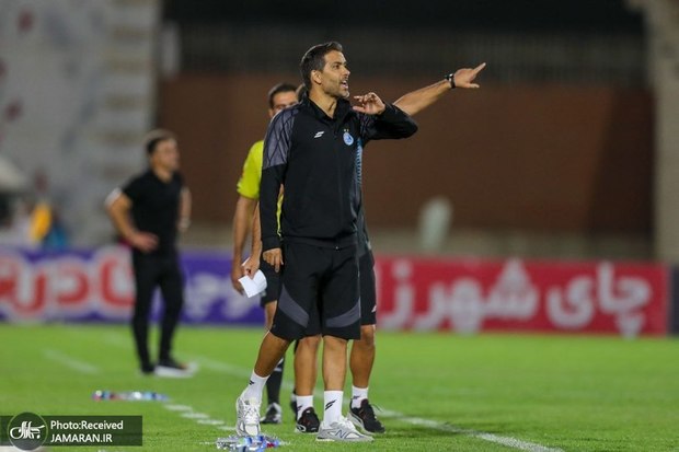 مربی استقلال: مقایسه من با کریم باقری درست نیست