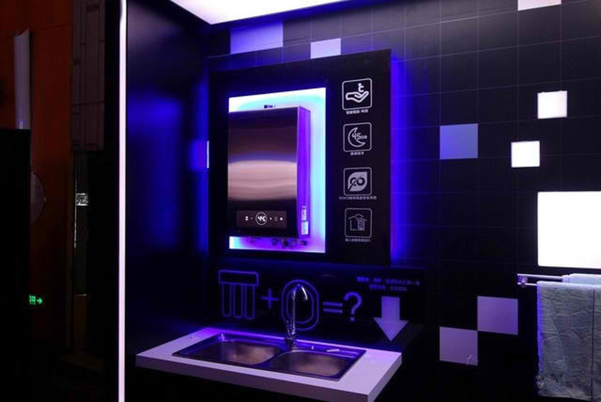 با این آینه هوشمند کنترل دوش حمام و دستشویی را در اختیار بگیرید!