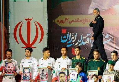 حرکت ویژه و زیبای سرلشکر موسوی در مراسم چهلمین عروج آسمانی شهدای دفاع از ایران + عکس