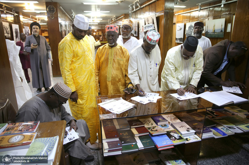 بازدید جمعی از قاریان کشور آفریقا و جمعی از گردشگران لبنانی از بیت امام خمینی در جماران