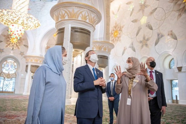 رئیس رژیم صهیونیستی و همسرش در مسجد جامع ابوظبی